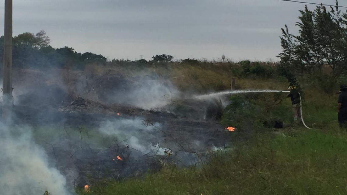 Fuertes vientos propagan incendio de pastizales en Altamira