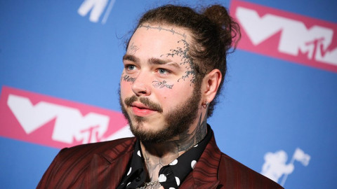 A favor del uso del cubrebocas pero no de la obligación: Post Malone 