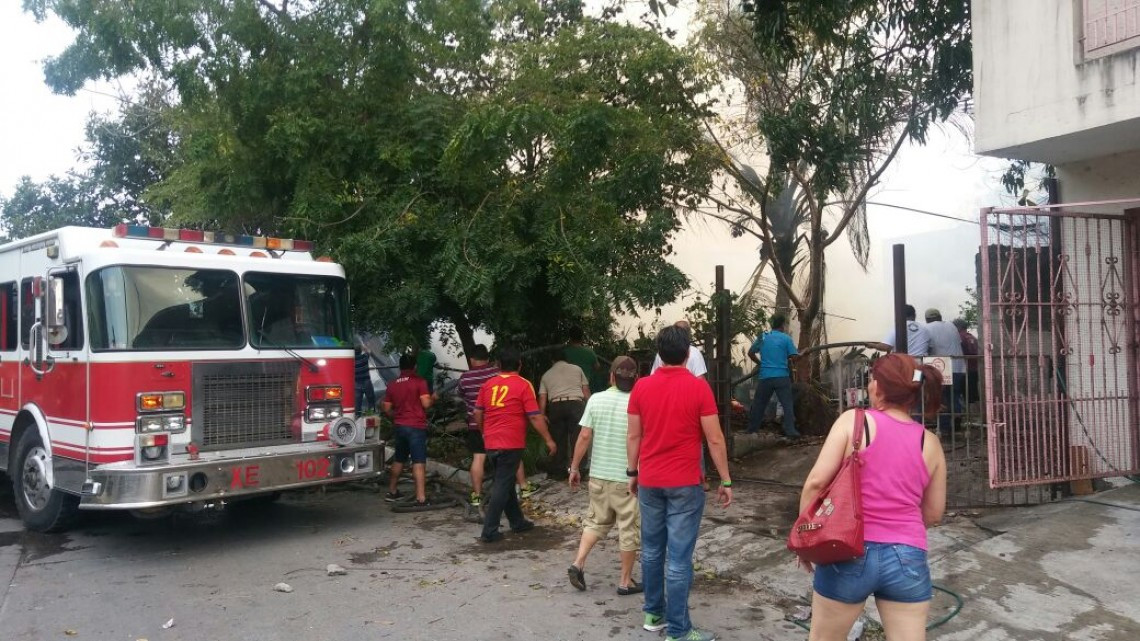 Fuego consume cuarterías de madera en Madero