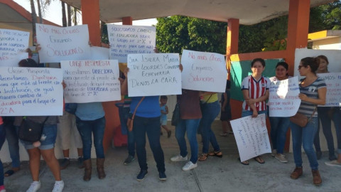 Madres de familia hacen plantón exigen directora en jardín de niños 