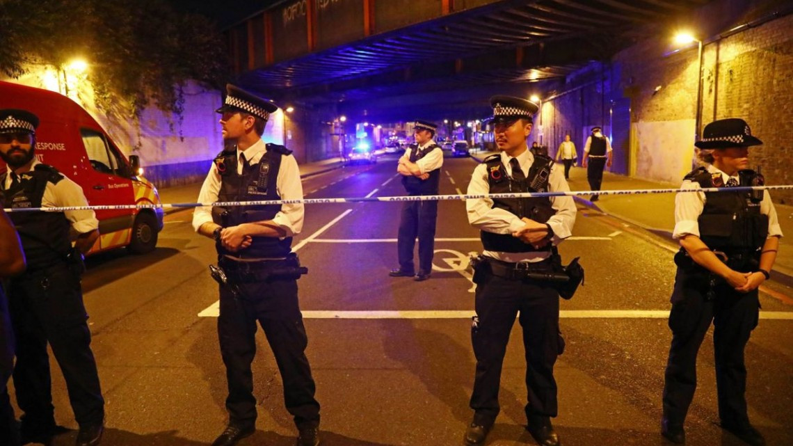 Vehículo embiste a multitud en Londres