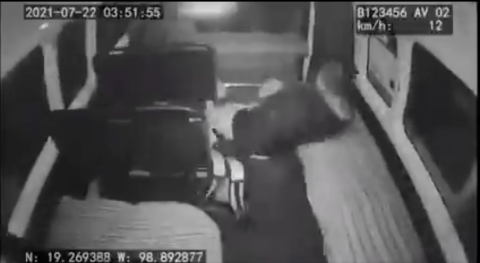 Chofer evita asalto de combi provocando que delincuentes ‘salgan volando’