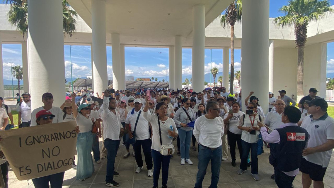 Marchan trabajadores del Poder Judicial al Congreso del Estado