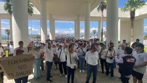 Marchan trabajadores del Poder Judicial al Congreso del Estado