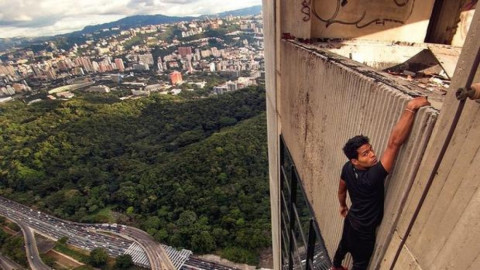 Este venezolano desafía la ley y las alturas