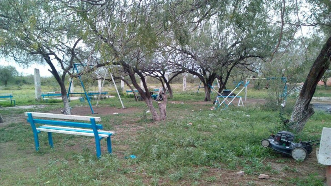 Realizan mantenimiento en plaza pública