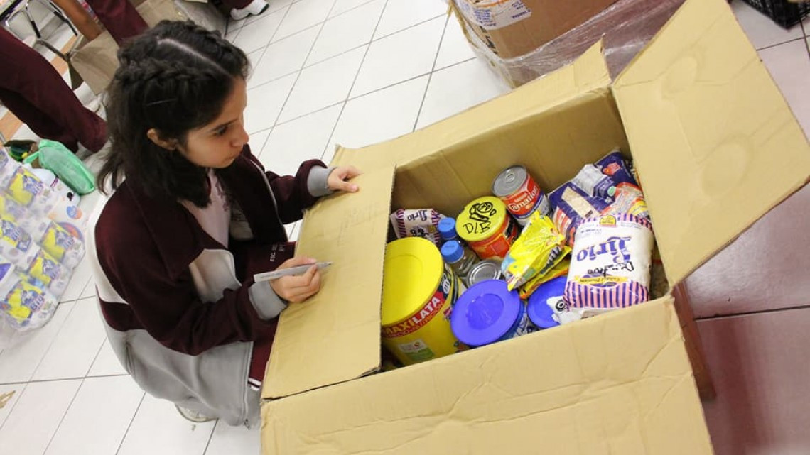 Voluntarios apoyan en centro de acopio de DIF Victoria