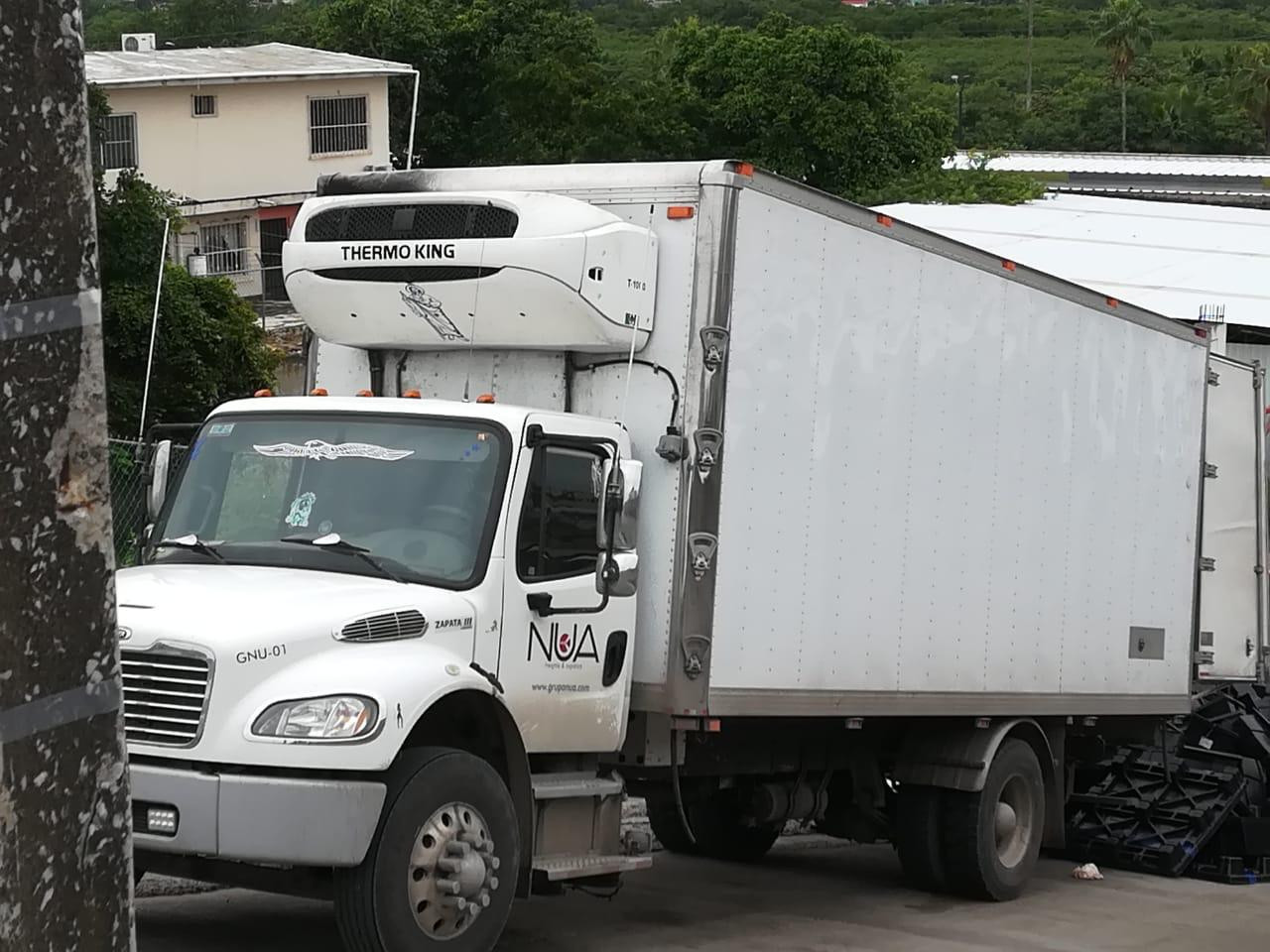 Esparcidos en la calle 15 toneladas de pollo