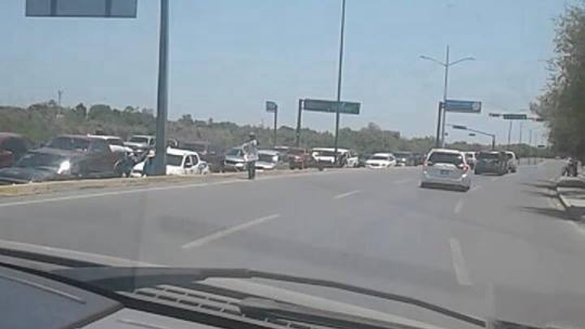 Continúan largas filas para cruzar hacia Laredo, Texas