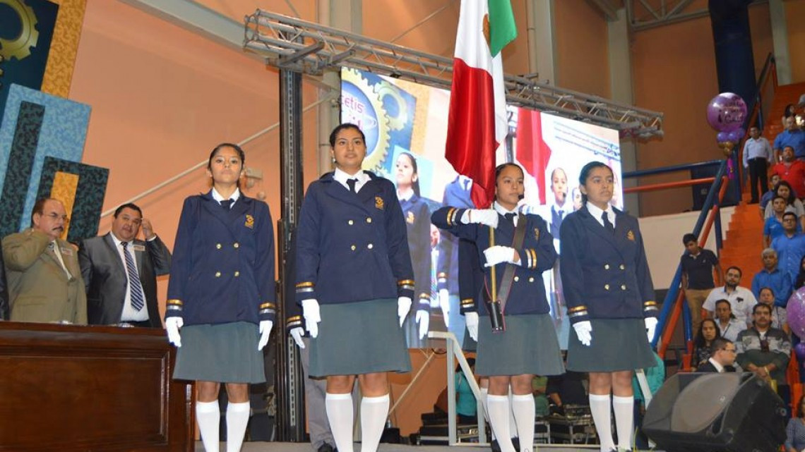 Maki felicita a graduados de CETIS No. 71