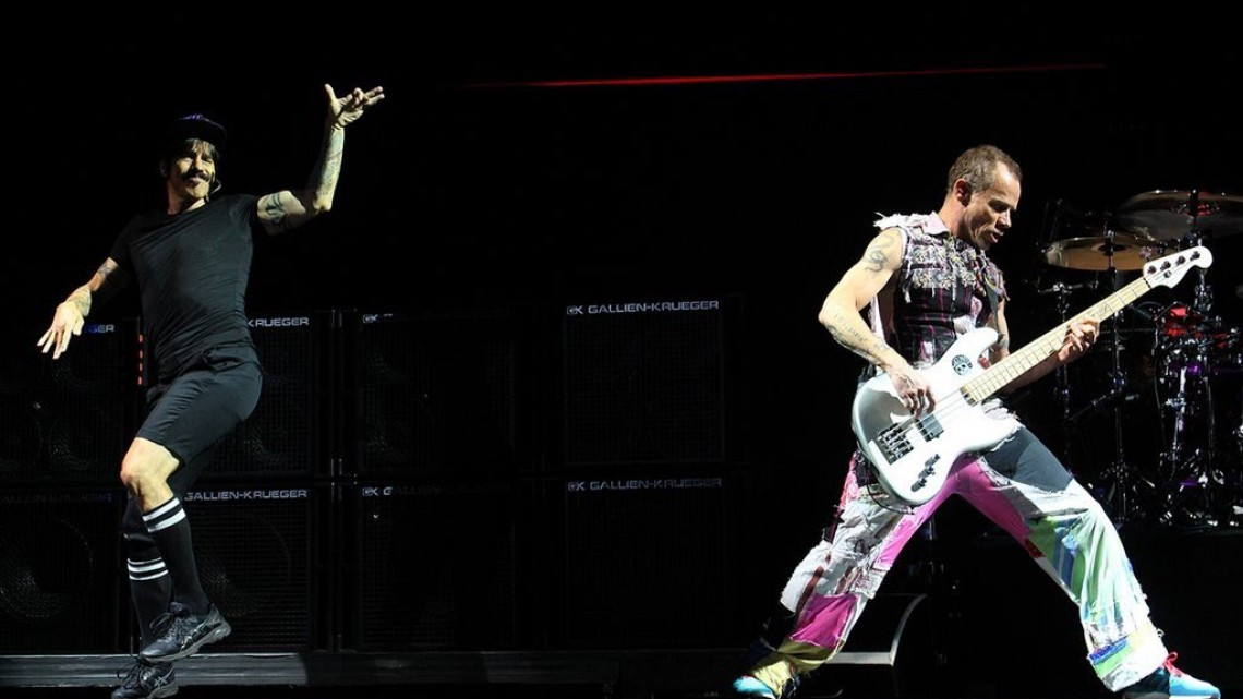 Red Hot Chili Peppers rinde homenaje a héroes del sismo