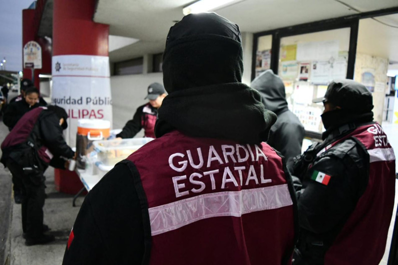 Apoya Guardia Estatal de Género con alimentos y bebidas calientes a viajeros