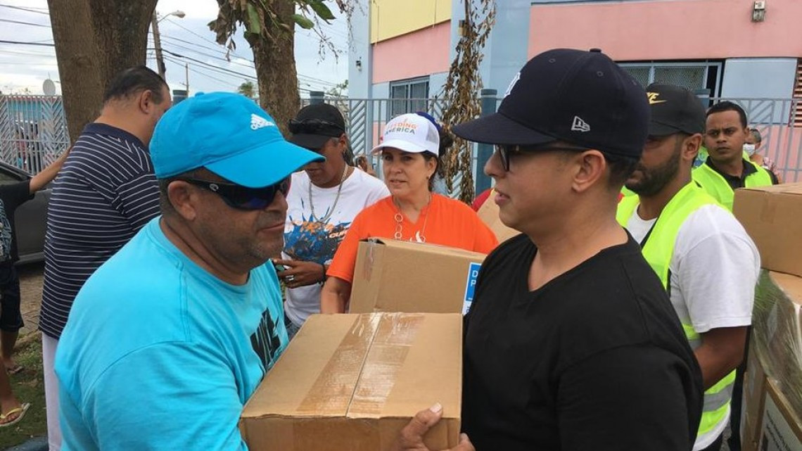 Daddy Yankee entrega 400 cajas de alimentos en Puerto Rico