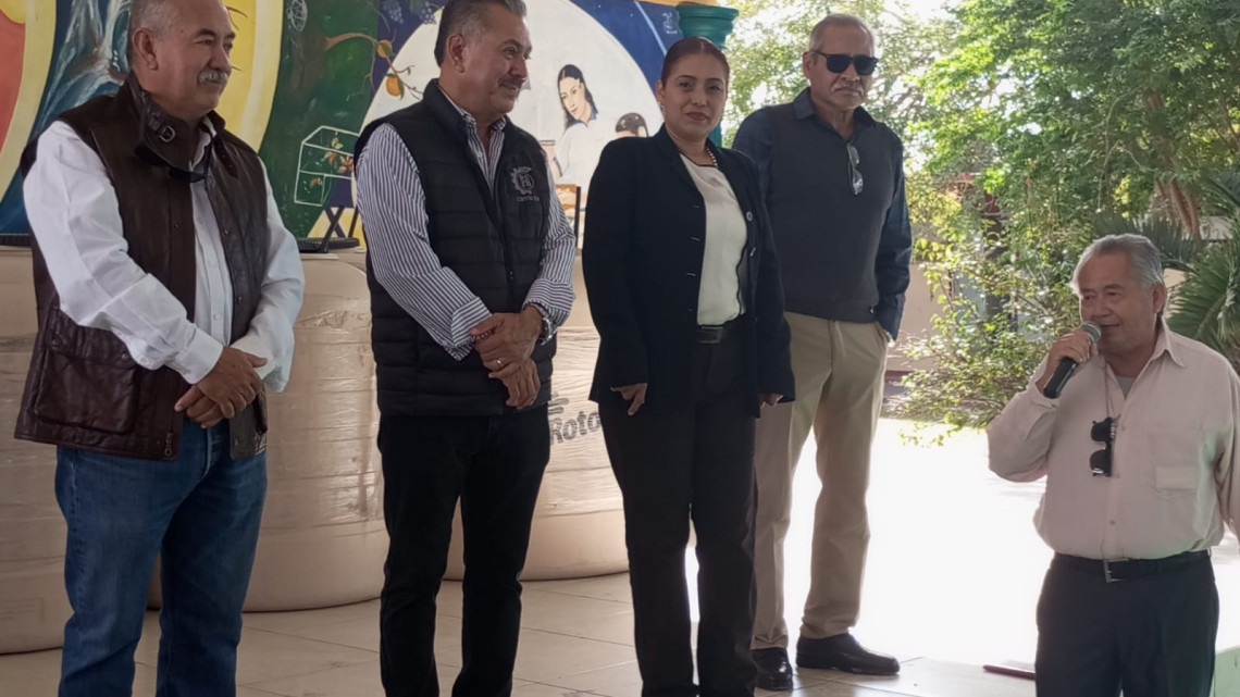 Reciben 25 familias tinacos subsidiados para almacenamiento de agua