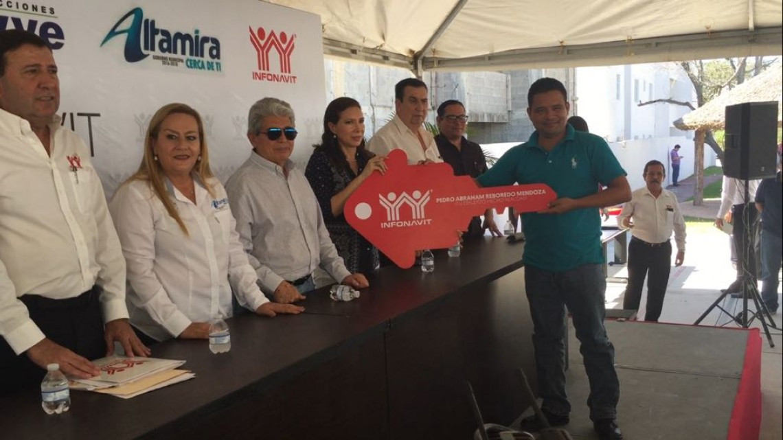 Se hacen entrega de escrituras a familias de Altamira