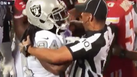 ¡Lynch empuja a oficial y es expulsado!