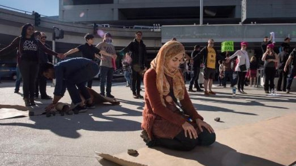 "El chivo Lubezki" documenta protestas en Aeropuerto Internacional de Los Ángeles