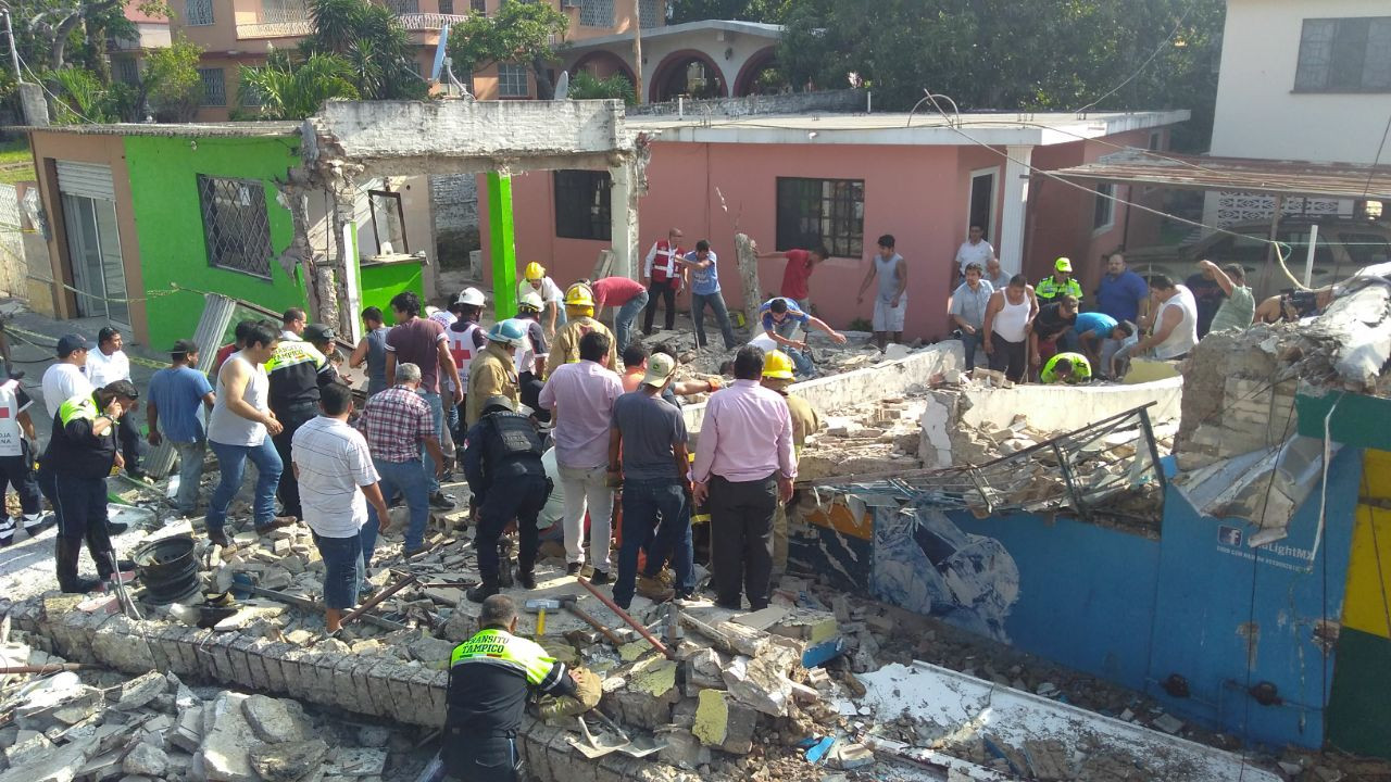 Cae loza y deja atrapados a tres personas