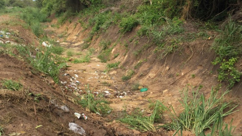 Desechos urbanos en canales pluviales amenazan el patrimonio de cientos de familias