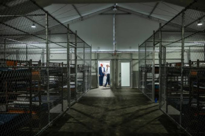 Jueza federal rechaza solicitud del gobierno de Trump para pausar cierre de centro de detención “Alligator Alcatraz”