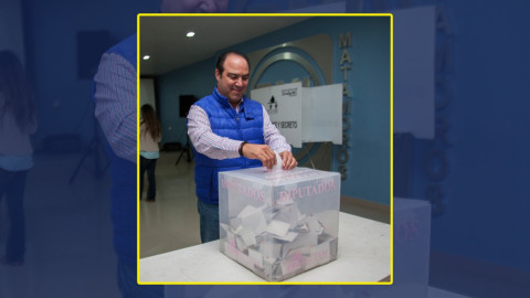 Acude Carlos García a emitir su voto en apoyo a Anaya