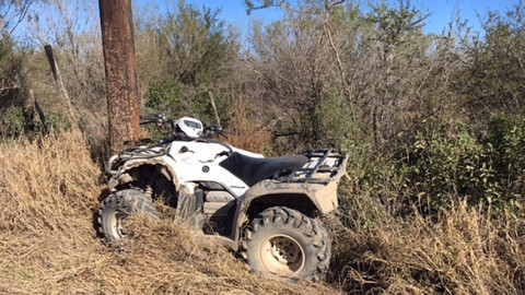 Joven muere, tras impactar su cuatrimoto contra poste 