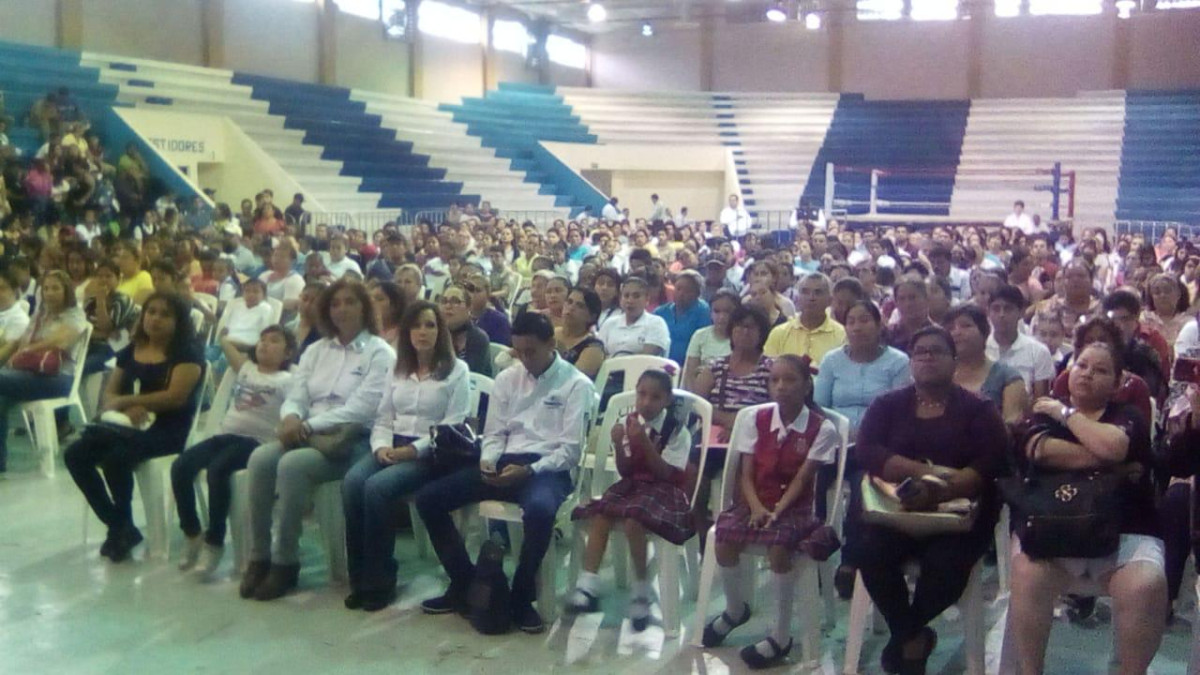 Entregan estímulos económicos a alumnos de varios niveles educativos