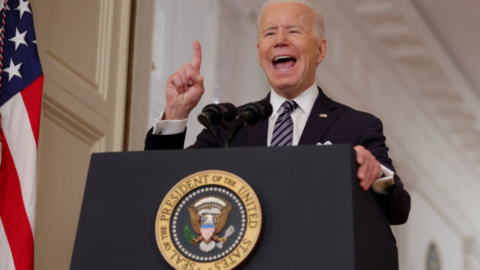 Joe Biden elimina las restricciones de edad para recibir vacuna contra el covid-19
