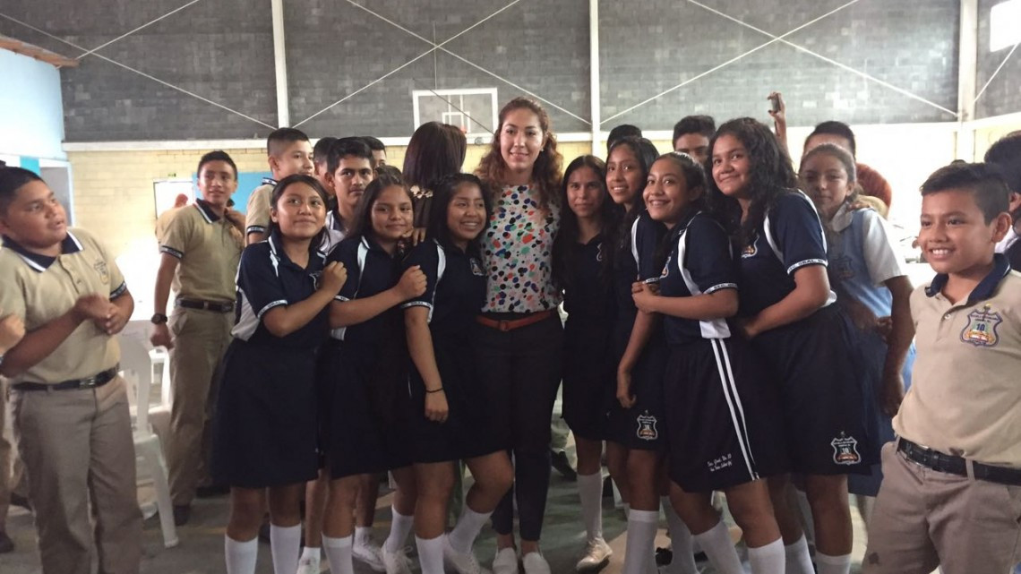 Esgrimista olímpica motiva a estudiantes en Reynosa