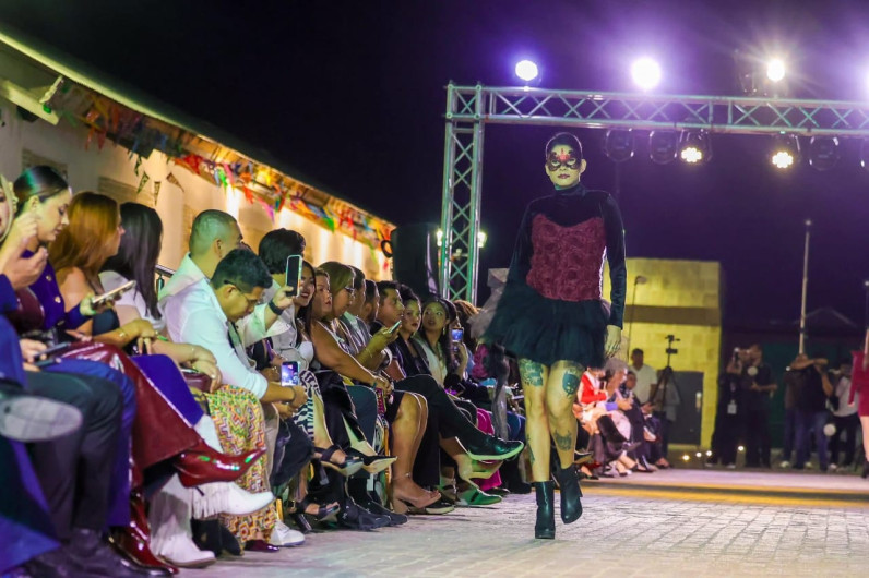 Destacó muestra de alta costura en el Museo del Ferrocarril