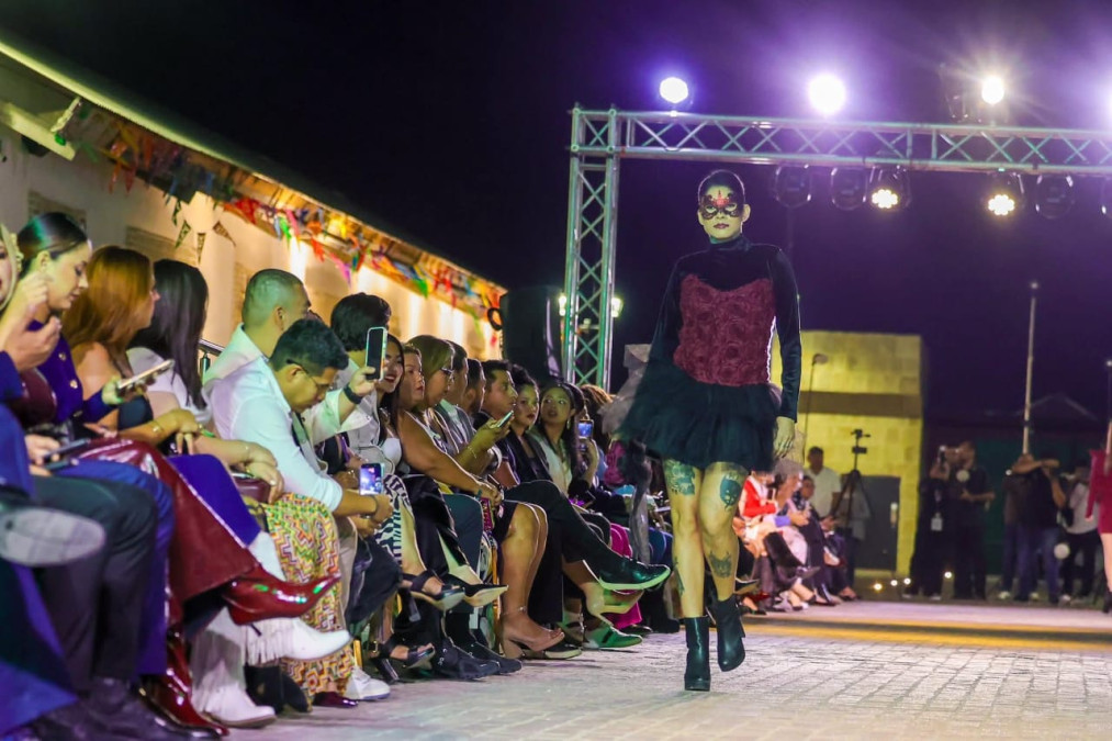 Destacó muestra de alta costura en el Museo del Ferrocarril