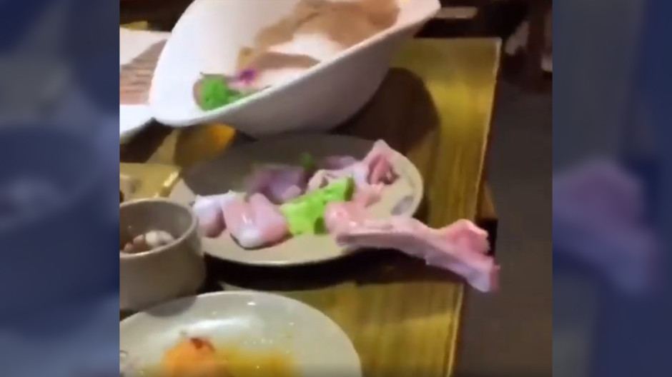 Captan en video a un pollo crudo escaparse de la mesa