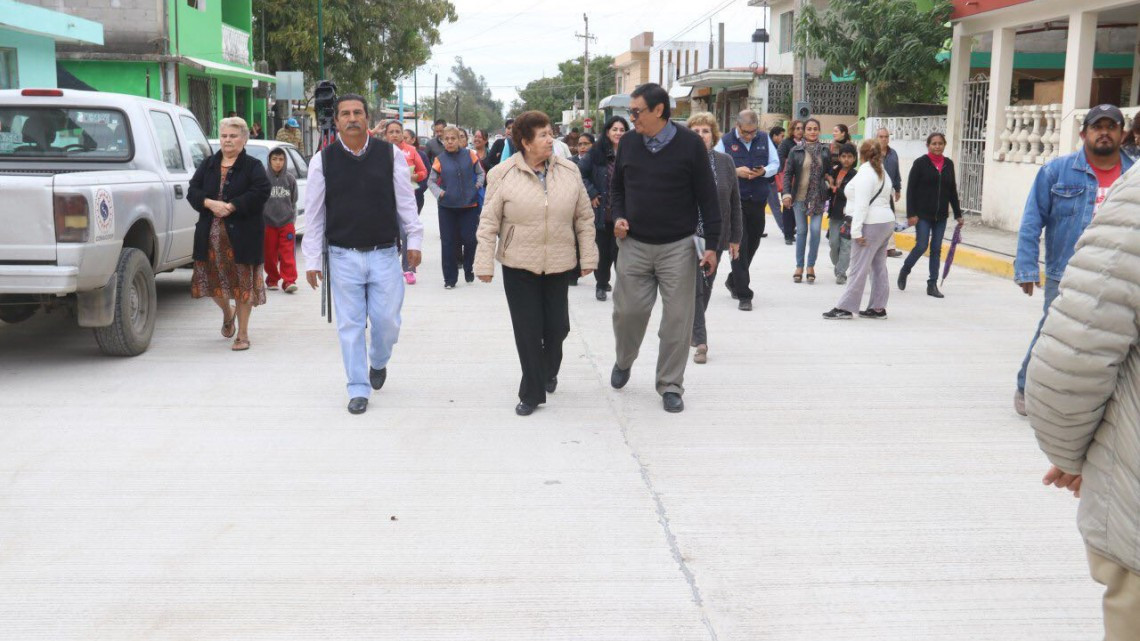 Alcaldesa entrega pavimentación de calles