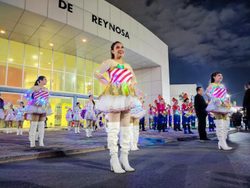 Brilla la Broncos Marching Band en Desfile Navideño 2024