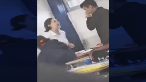 Maestra explota contra alumno que la humillaba