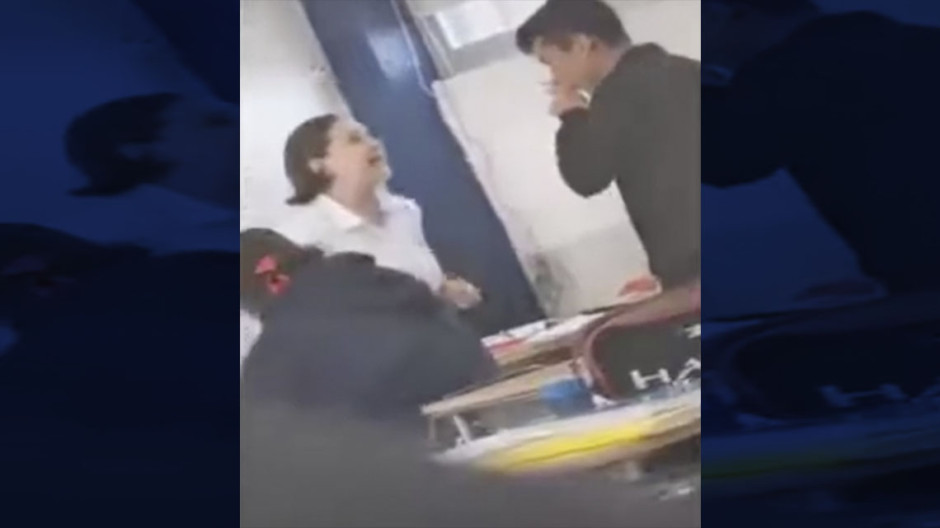 Maestra explota contra alumno que la humillaba