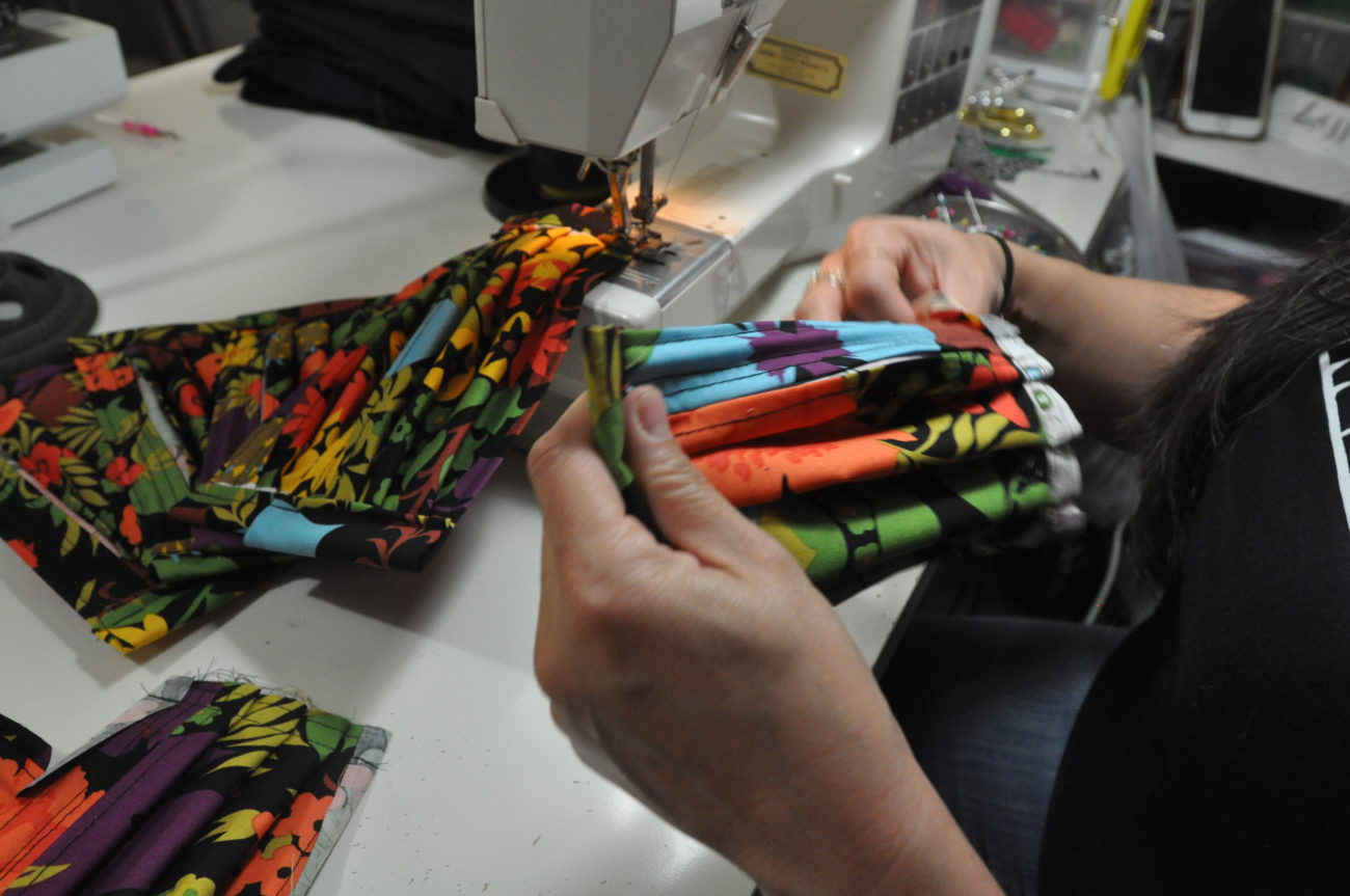 Ante la escasez, diseñadora de moda confecciona mascarillas para trabajadores de salud
