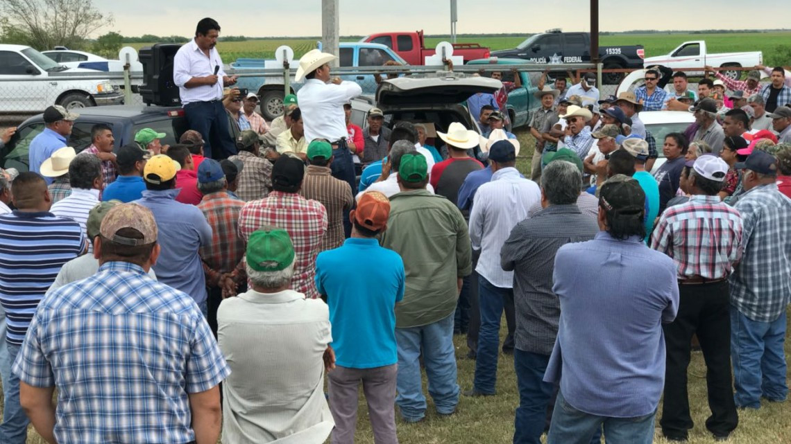 Productores bloquean carretera Victoria-Matamoros