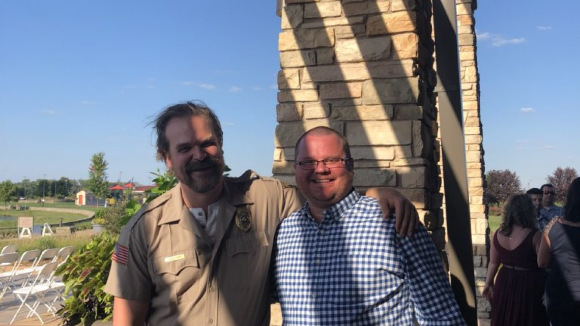 David Harbour cumplió su promesa y ofició la boda de una fan