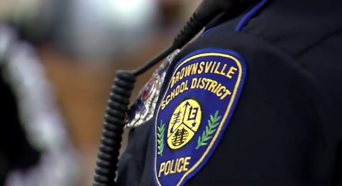 Detienen a estudiante en escuela de Brownsville por portación de armas y municiones 