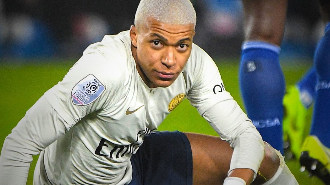 Kylian Mbappé se une a la moda de teñirse el cabello