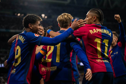 Barcelona vence al Real Madrid y acaricia título de LaLiga