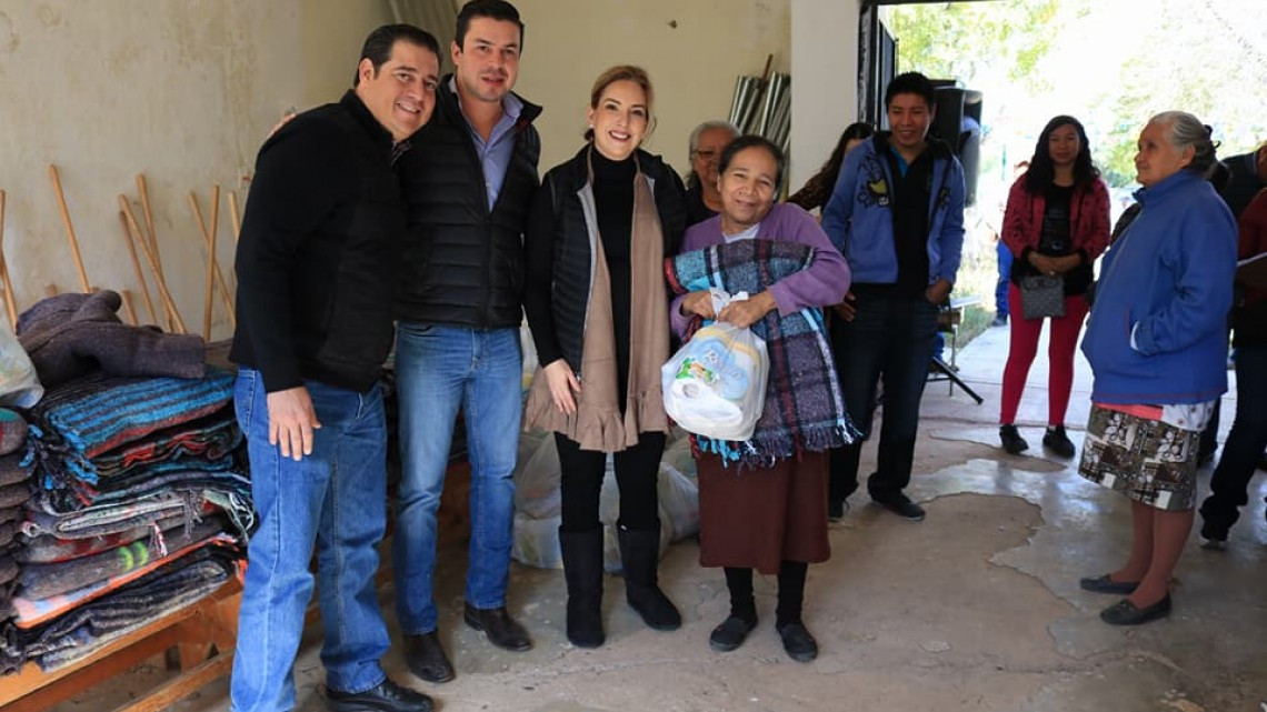 Entregan cobijas de “Abrigando Familias con Amor”