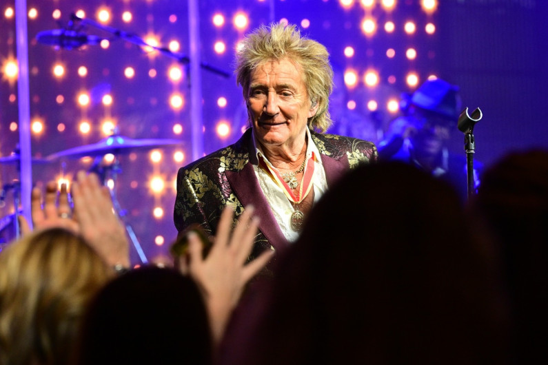 Rod Stewart pospone su gira por EU tras contraer Covid y faringitis
