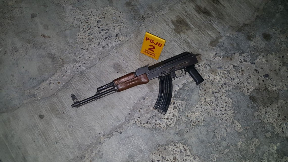 Detienen a hombres en posesión armas y vehículo