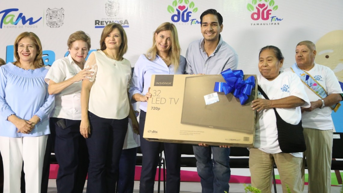 Celebra Maki a abuelitos en su día