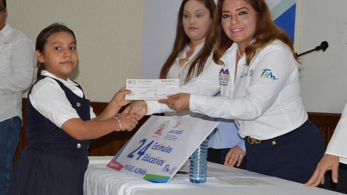Entrega Rosy estímulos educativos a Pannarti