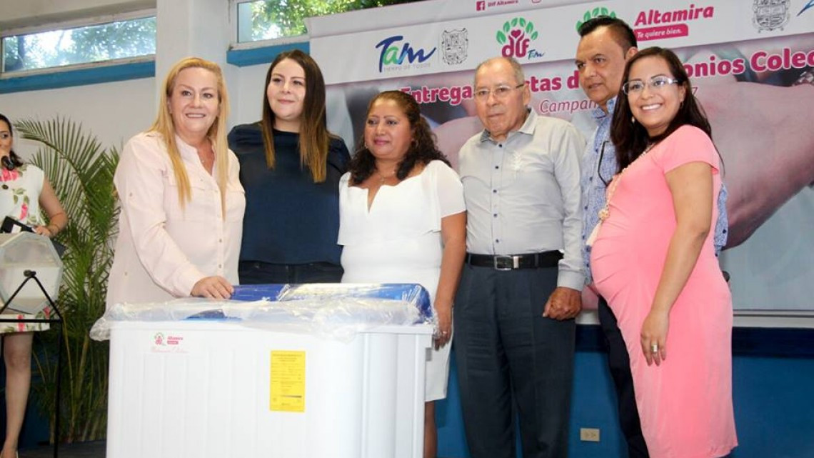 Realizan "Entrega de actas de matrimonios colectivos”