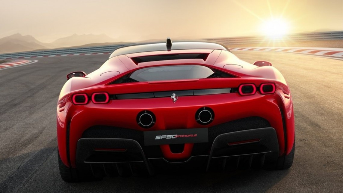  Ferrari presenta su primer auto hibrido enchufable