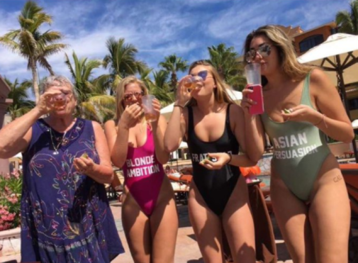 Abuelita se vuelve 'spring breaker' en playas de México
